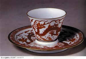 中华传统-褐色的龙茶杯
