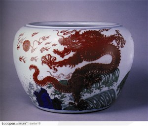 中华传统-褐色的龙纹瓷罐