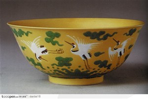 中华传统-黄色的白鹤花纹瓷碗