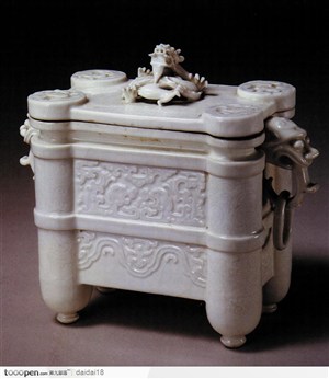 中华传统-精美的白色瓷盒子