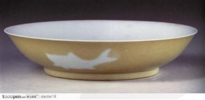 中华传统-米黄色的瓷盘
