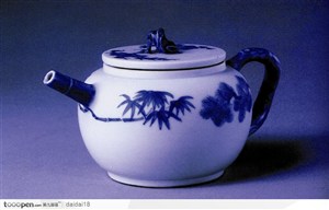 中华传统-梅竹花纹瓷茶壶