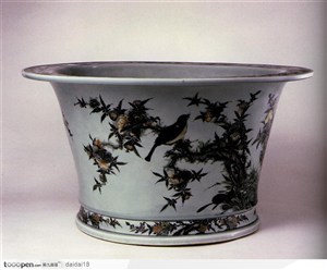 中华传统-牡丹和喜鹊花纹瓷罐