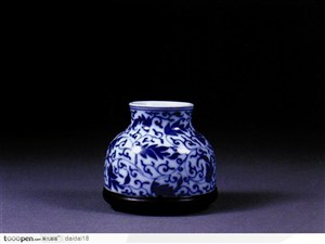 中华传统-青色花纹瓷瓶