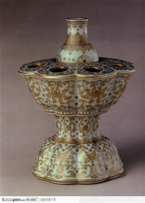 传统工艺-金色莲蓬造型的花瓶
