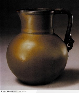 传统工艺-精美的金色水壶