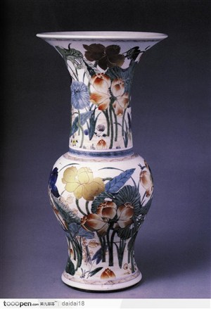 传统工艺-精美的荷花花纹花瓶