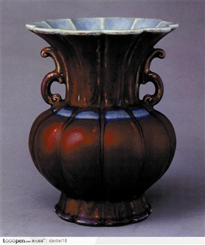 中华传统瓷器-褐色花瓣形瓷器