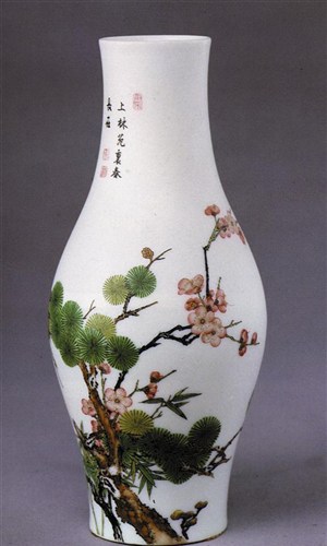 中华传统-白色的梅花花纹花瓶