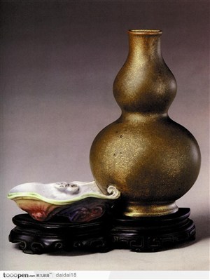 中华传统工艺-镀金的葫芦瓷器