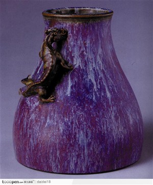 中华传统工艺-爬在花瓶上的壁虎