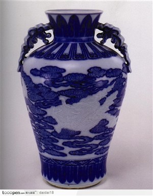中华传统工艺-蓝色祥云的青花瓷