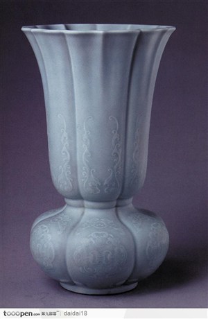 中华传统工艺-青色瓣状花瓶