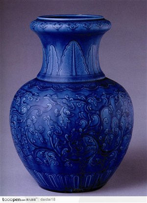 中华传统工艺-翔云花纹的蓝色花瓶