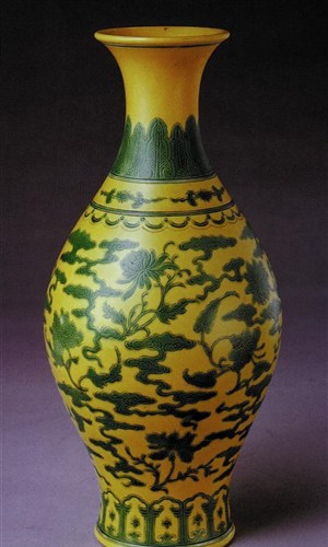 中华传统-绿色的菊花花纹花瓶