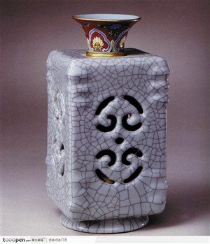 中华传统-镂空的方形花瓶
