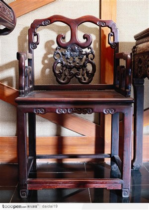 中华传统工艺-暗红色的椅子