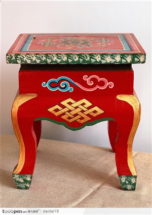 中华传统工艺-红色的凳子