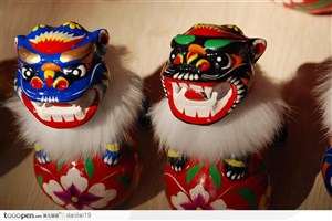中华传统工艺-绣球上的狮子