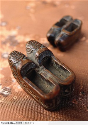 中华传统工艺-铜鞋
