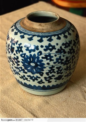 中华传统工艺-青色牡丹花纹坛子