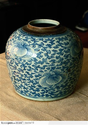中华传统工艺-蓝色花纹坛子