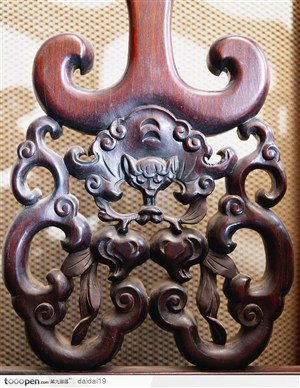 中华传统工艺-镂空雕刻椅子花纹