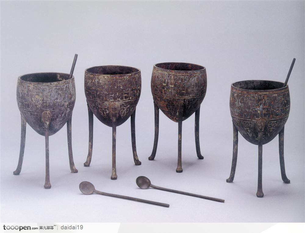 中华传统工艺-排放整齐的青铜杯