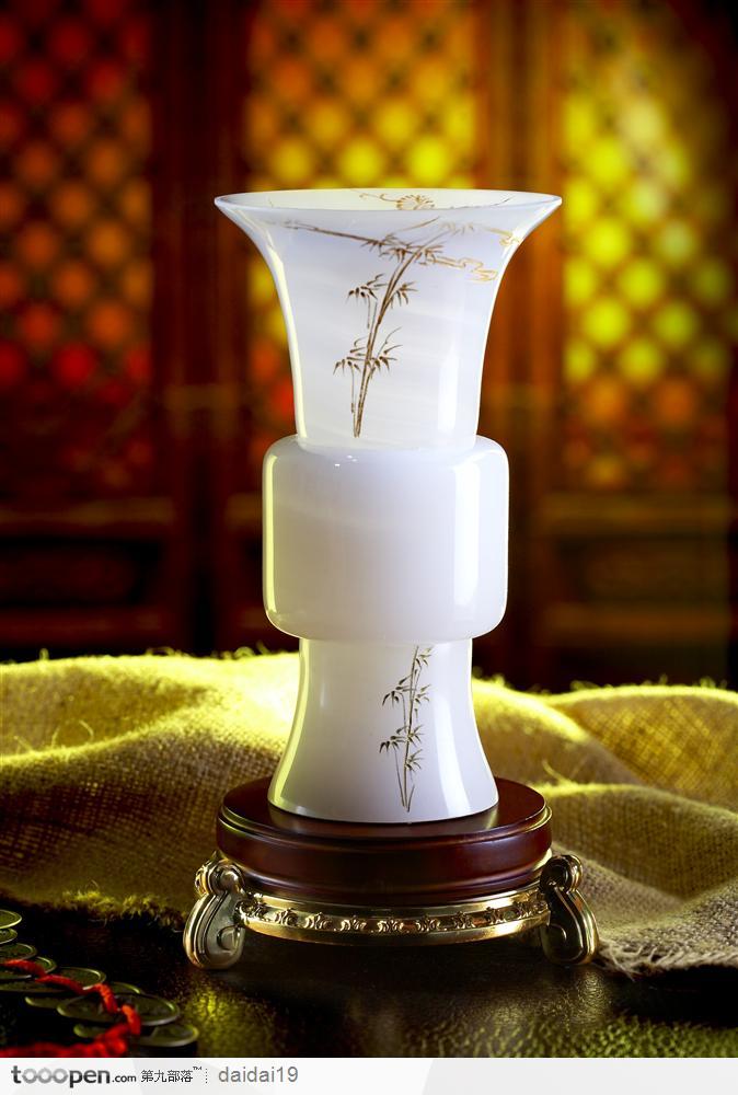 传统工艺-竹花纹的白色花瓶