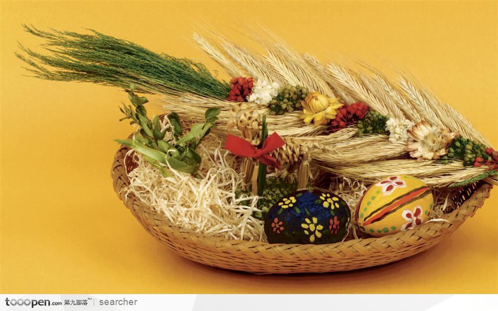 放在篮子里的复活节彩蛋和干麦穗