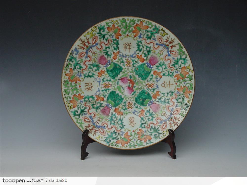 中华传统工艺-彩色花纹的盘子