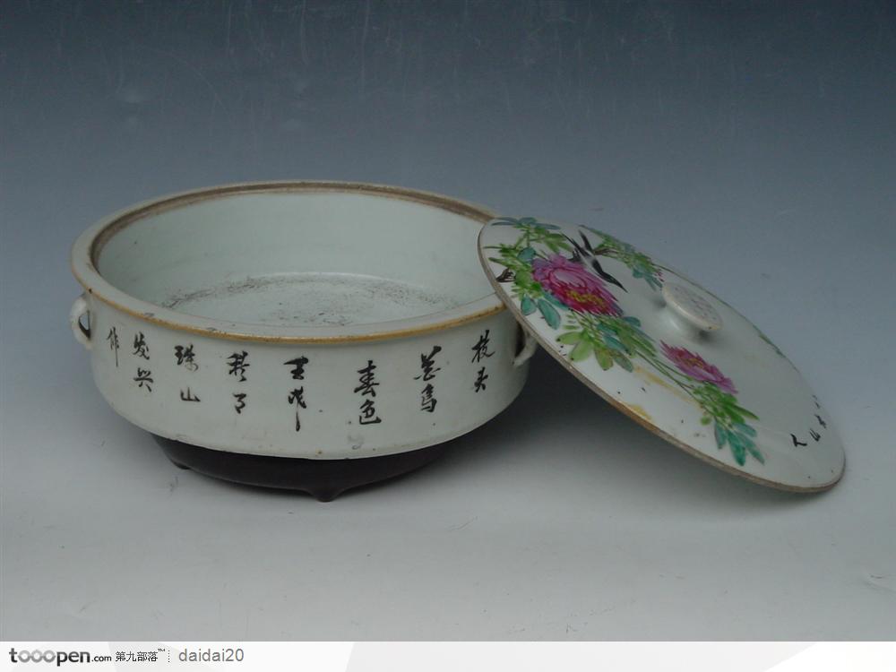 中华传统工艺-精美的牡丹花纹瓷盘