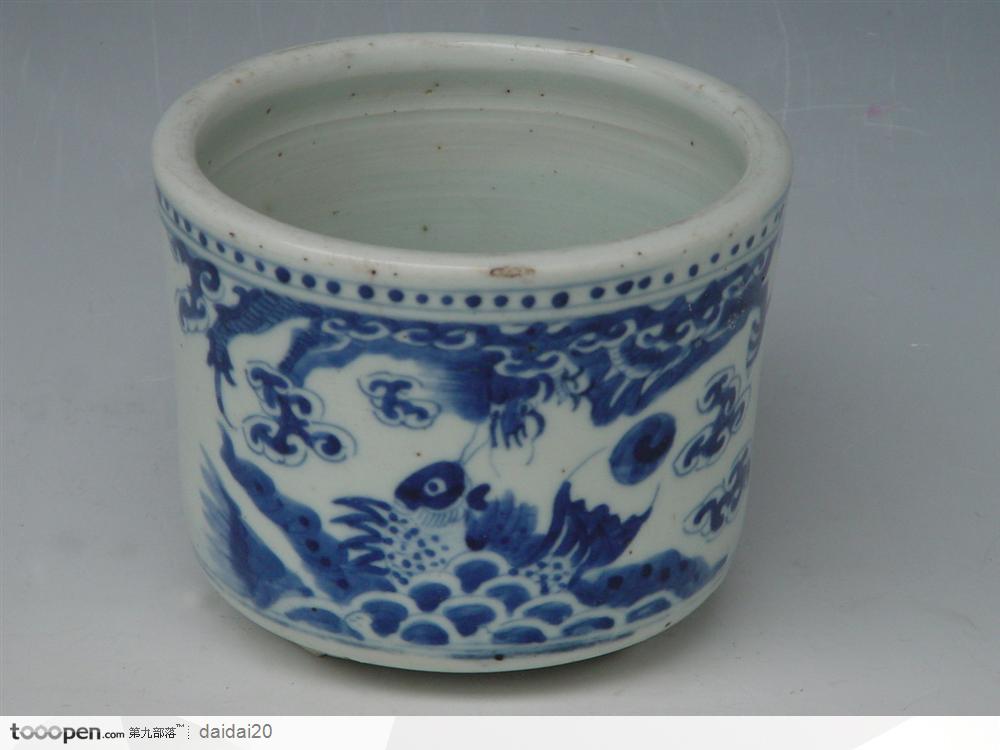 中华传统工艺-鲤鱼跃龙门花纹瓷杯