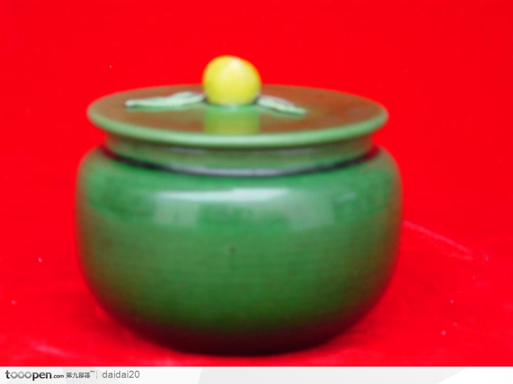 中华传统工艺-绿色的瓷罐