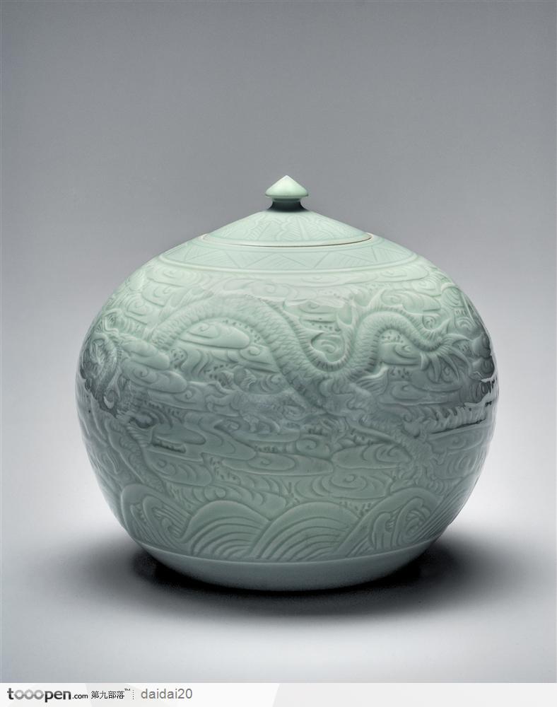 传统工艺-精美的龙护卫瓷罐