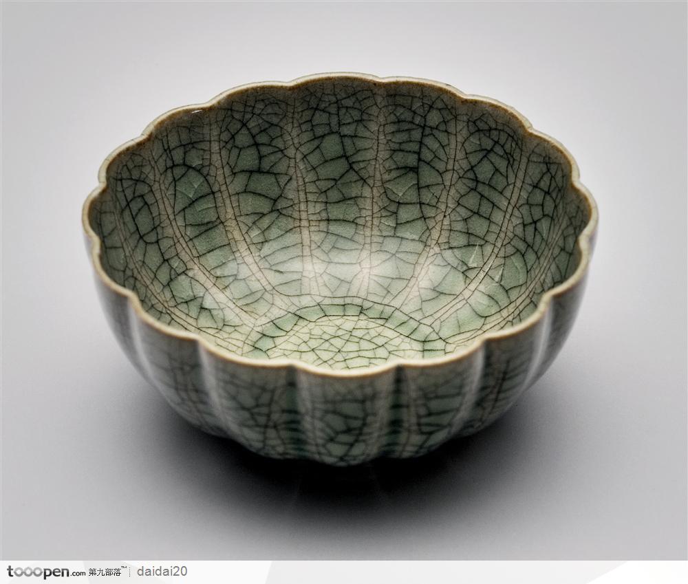 中华传统工艺-瓣状花纹瓷盘