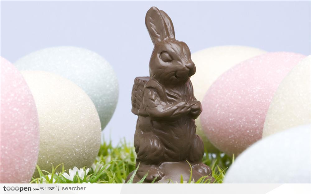 复活节的彩蛋和黑巧克力玩具兔