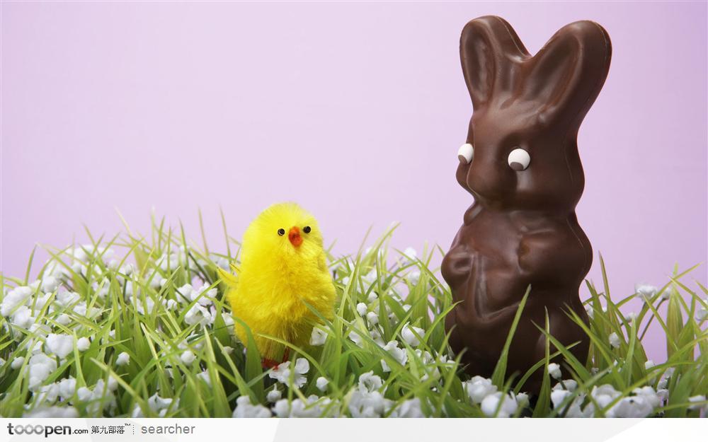 一只玩具小鸡和黑巧克力做的兔子