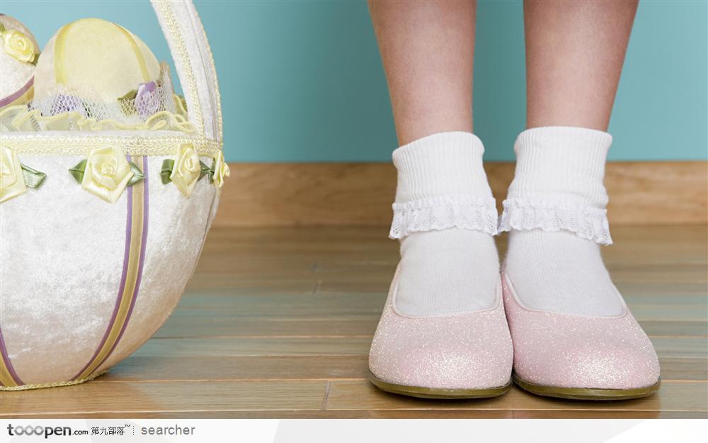 小孩穿粉色舞鞋的脚和一篮子小鸡
