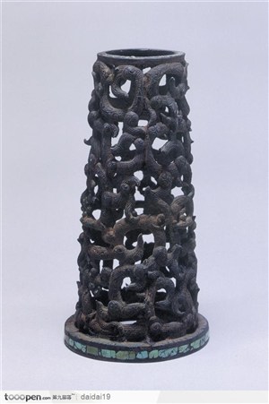 中华传统工艺-镂空铸造的灯台