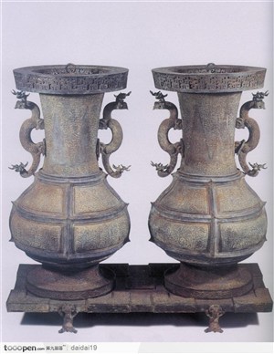 中华传统工艺品-一对古老的青铜花瓶