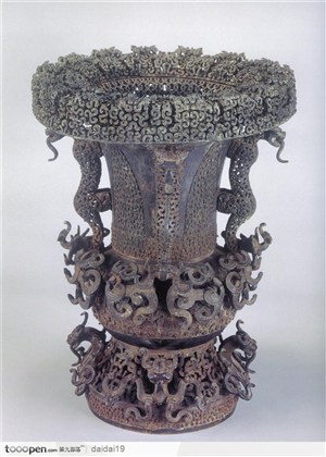 中华传统工艺-做工极其精美的青铜灯台