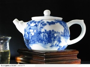 传统瓷器-三顾茅庐花纹茶壶