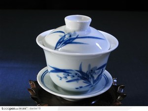 传统瓷器-兰花花纹的茶杯