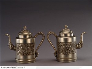 传统工艺品-一对精美的银质茶壶