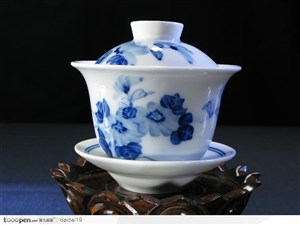 传统工艺-牡丹花纹的茶杯
