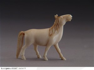 传统工艺-抬头的玉白马