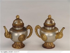 传统工艺-一对镀金的银茶壶