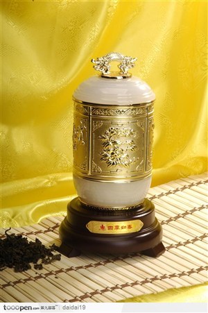 传统工艺-镶金的瓷瓶