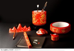 中华传统瓷器-一套中国红文房四宝的文具
